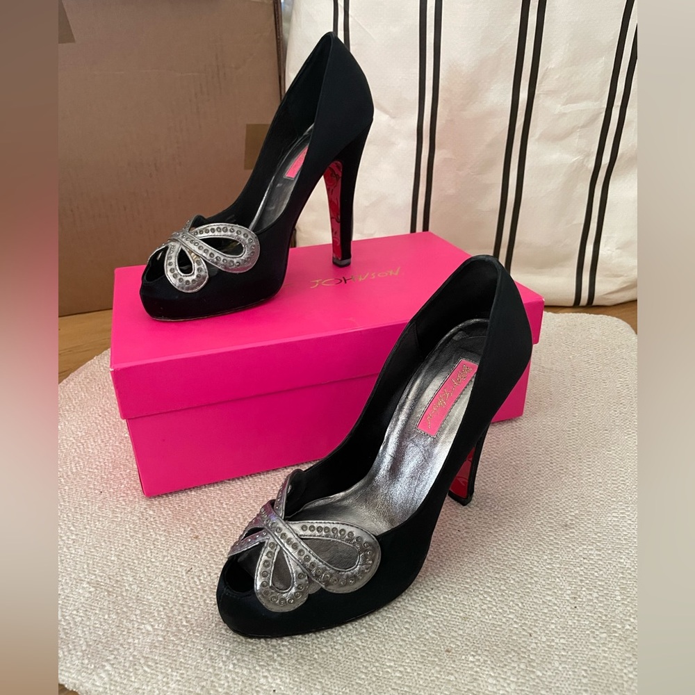 7W Betsey Johnson Wesley II Heel (Black/Silver)